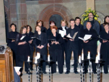 Zuvor waren die Chormitglieder mit dem Gospel "Sweet low, sweet chariot" einzeln nacheinander bis vor den Altar der Kirche eingezogen