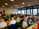 Die Zuhörer in der Pause bei Kaffee und Kuchen